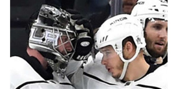 Kane scored två hjälper till i haj premiären för att hjälpa till att slå Oilers